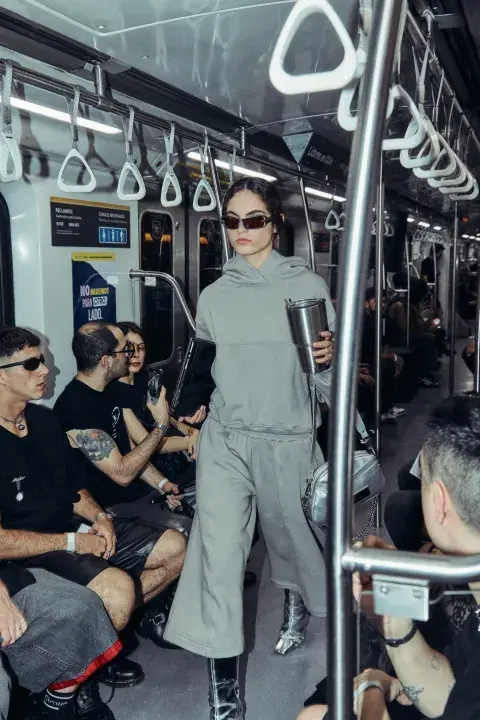 En la última edición, Bullbenny tomó el subte y lo volvio pasarela En la última edición, Bullbenny tomó el subte y lo volvio pasarela