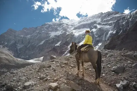 Mujer a caballo en los Andes. Mujer a caballo en los Andes.