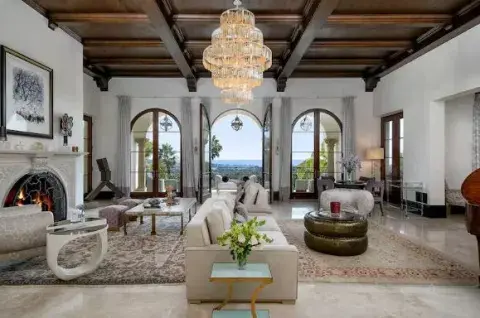 Una vista interior del living de la mansión en la que Meghan Markle grabó su serie Una vista interior del living de la mansión en la que Meghan Markle grabó su serie