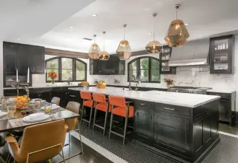 La cocina cuenta con un isla importante y con grades espacios de guardado La cocina cuenta con un isla importante y con grades espacios de guardado