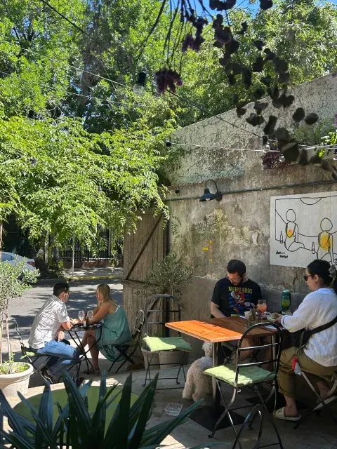 Casa Beza, ideal para tapear con vinos naturales al aire libre. Casa Beza, ideal para tapear con vinos naturales al aire libre.