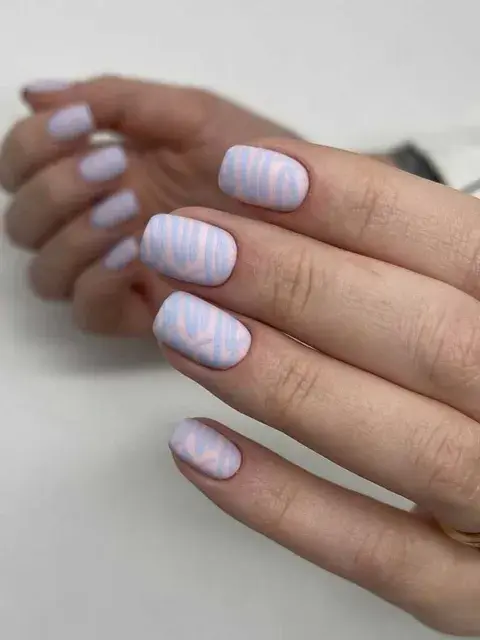 El nail art cebra también puede aplicarse en tonos pasteles. En este caso, con rosa y lila El nail art cebra también puede aplicarse en tonos pasteles. En este caso, con rosa y lila