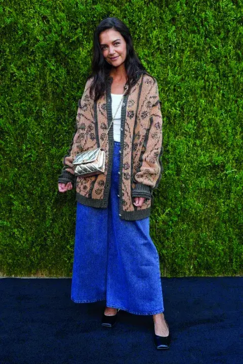 Katie Holmes con un cardigan tendencia Katie Holmes con un cardigan tendencia