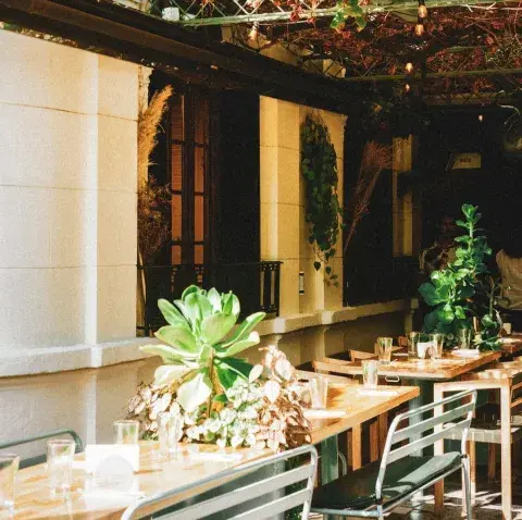 Chill Garden tiene justo lo que se necesita para para un lindo momento al aire libre. Chill Garden tiene justo lo que se necesita para para un lindo momento al aire libre.