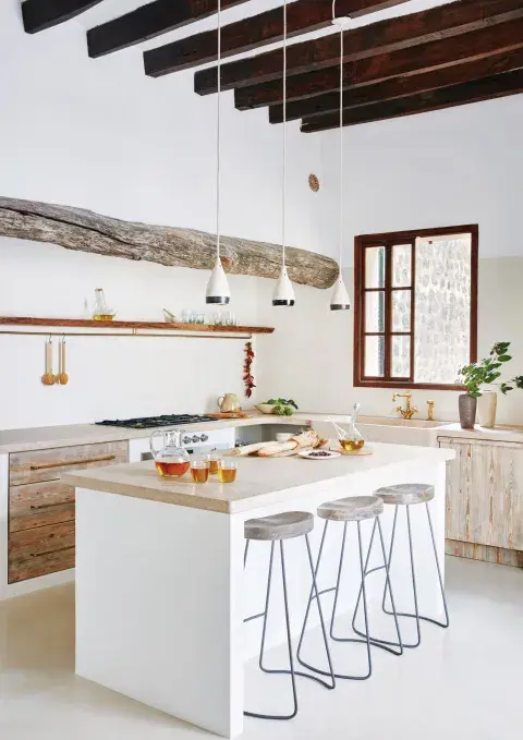 Banquetas de madera y metal (Restoration Hardware) y fila de lámparas de cerámica artesanales engamadas con los tonos del ambiente. El anafe se apoya directamente sobre la mesada de piedra texturada. Banquetas de madera y metal (Restoration Hardware) y fila de lámparas de cerámica artesanales engamadas con los tonos del ambiente. El anafe se apoya directamente sobre la mesada de piedra texturada.