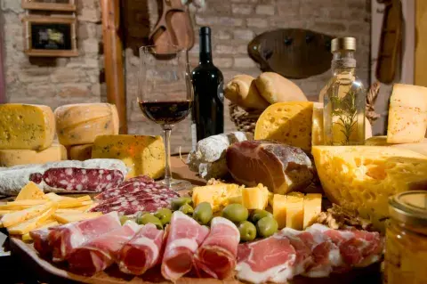 salames, fiambres, queso y vino salames, fiambres, queso y vino