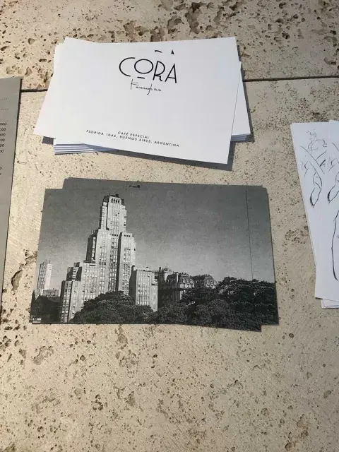 En Cora Café que se encuentra en la planta baja de este emblemático edificio En Cora Café que se encuentra en la planta baja de este emblemático edificio