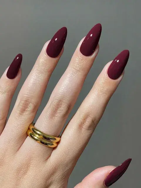 El color ciruela pisa fuerte en materia de esmaltes El color ciruela pisa fuerte en materia de esmaltes