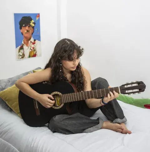 -Su hija, Nina, en su espacio personal. “Además de tocar la guitarra –cuenta su mamá–, toca el teclado”. A ella le encanta la música. -Su hija, Nina, en su espacio personal. “Además de tocar la guitarra –cuenta su mamá–, toca el teclado”. A ella le encanta la música.