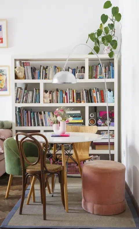 El comedor tiene un mix de sillas nuevas y antiguas y alfombras de segunda mano. la estrella: su amada biblioteca. El comedor tiene un mix de sillas nuevas y antiguas y alfombras de segunda mano. la estrella: su amada biblioteca.