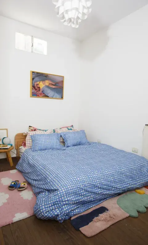 - EN EL CUARTO: Acolchado y almohadones (@felpa.home), alfombra (@lachicadelasalfombras) y pantuflas (@mancha_handmade). - EN EL CUARTO: Acolchado y almohadones (@felpa.home), alfombra (@lachicadelasalfombras) y pantuflas (@mancha_handmade).