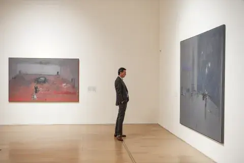 Del formato pequeño de la primera serie se expandió a una mayor escala y empieza a trabajar los espacios de dimensión escénica. Del formato pequeño de la primera serie se expandió a una mayor escala y empieza a trabajar los espacios de dimensión escénica.