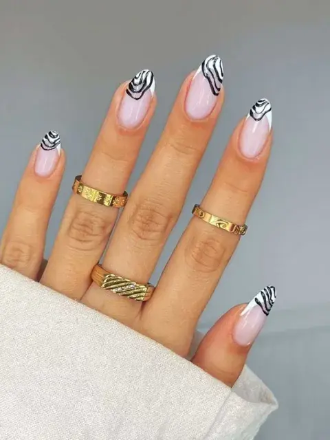 Por último, un diseño con el clásico color de las cebras, en blanco y negro Por último, un diseño con el clásico color de las cebras, en blanco y negro