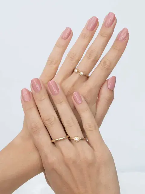 Dentro de los tonos clásicos volvemos a revitalizar al rosa empolvado. Queda muy bien en uñas largas y cortas Dentro de los tonos clásicos volvemos a revitalizar al rosa empolvado. Queda muy bien en uñas largas y cortas