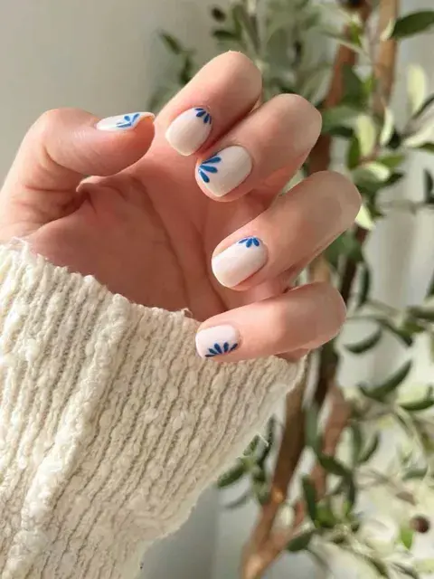 Si te gusta algo más divertido, no te pierdas este ejemplo con base en blanco y flores en azul Si te gusta algo más divertido, no te pierdas este ejemplo con base en blanco y flores en azul