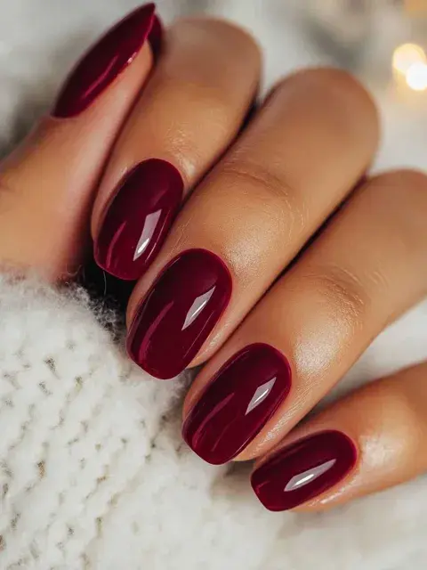 Por último, un clásico de siempre con uñas más cortas y prolijas y elegantes Por último, un clásico de siempre con uñas más cortas y prolijas y elegantes