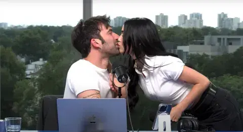 El beso de Lali Espósito y Pedro Rosemblat en Gelatina. El beso de Lali Espósito y Pedro Rosemblat en Gelatina.