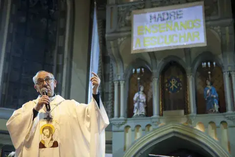 El Cardenal Jorge Bergoglio, Arzobispo de Buenos Aires, celebra la Misa en la Parroquia y Santuario de Pompeya el 26 de octubre de 2008 en Buenos Aires, Argentina. El Cardenal Jorge Bergoglio, Arzobispo de Buenos Aires, celebra la Misa en la Parroquia y Santuario de Pompeya el 26 de octubre de 2008 en Buenos Aires, Argentina.