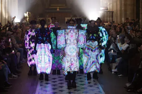Así es la colección de Kunihiko Morinaga con luces LED