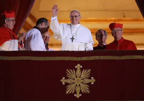 El recién elegido Papa Francisco I saluda a la multitud que lo espera desde el balcón central de la Basílica de San Pedro el 13 de marzo de 2013 en la Ciudad del Vaticano, Vaticano. El recién elegido Papa Francisco I saluda a la multitud que lo espera desde el balcón central de la Basílica de San Pedro el 13 de marzo de 2013 en la Ciudad del Vaticano, Vaticano.