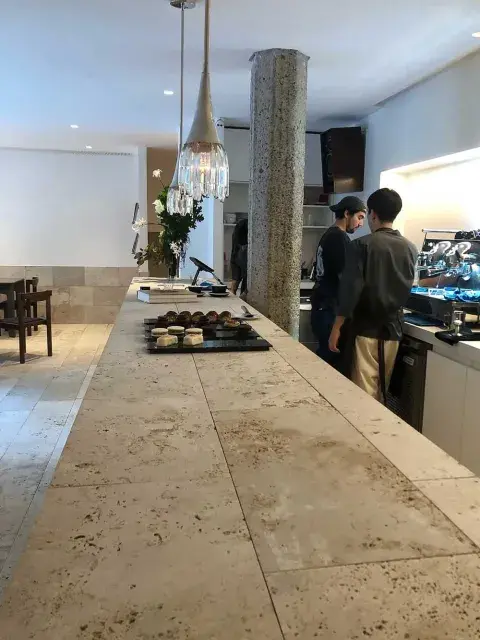 Si lo visitas vas a poder apreciar el interior inspirado en el hall del edificio con detalles en travertino, la piedra con la que está decorada casi toda la construcción. Si lo visitas vas a poder apreciar el interior inspirado en el hall del edificio con detalles en travertino, la piedra con la que está decorada casi toda la construcción.