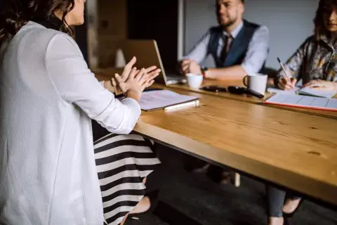 Mujer en entrevista laboral
