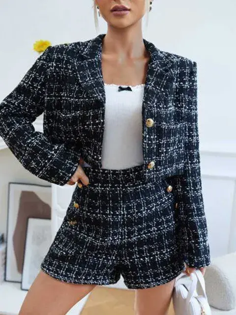 Una propuesta más de invierno en lana o Pie de poule y, claramente, en cuero, perfecto para un outfit de noche.