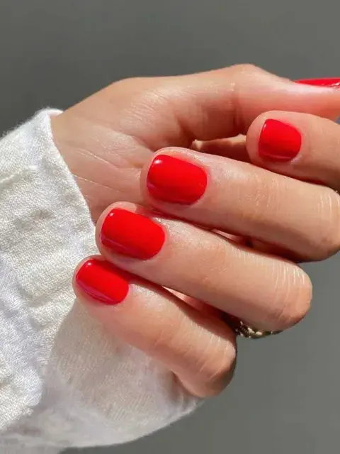 Cerramos con este clásico de clásicos. Para la noche, para el día, para cualquier ocasión, las uñas rojas siempre presentes.