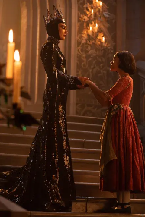 Foto de Gal Gadot y Rachel Zegler en Blanca Nieves de Disney.