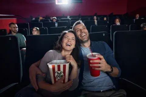 Foto de pareja en el cine.
