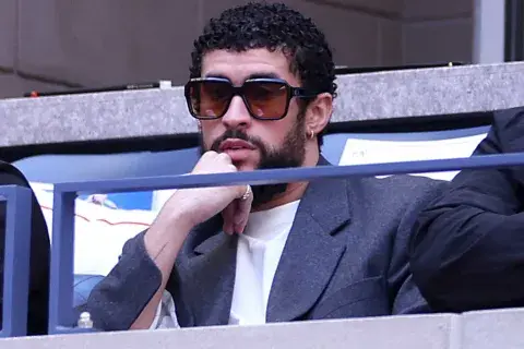 Bad Bunny optó por dejar atrás sus raros peinados y dejar su cabello corto y con rulos naturales Bad Bunny optó por dejar atrás sus raros peinados y dejar su cabello corto y con rulos naturales