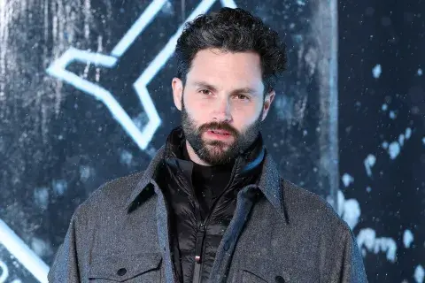 Penn Badgley también lleva su pelo al natural, corto a los costados y más largo arriba Penn Badgley también lleva su pelo al natural, corto a los costados y más largo arriba