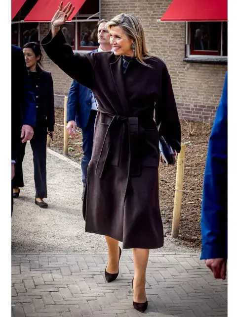 Máxima Zorreguieta con un tapado estilo normcore 