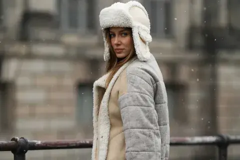 En la actualidad, el Ushanka pisó las pasarelas de las firmas internacionales en las últimas semanas de la moda tanto en Milán como en Nueva York y Londres. En la actualidad, el Ushanka pisó las pasarelas de las firmas internacionales en las últimas semanas de la moda tanto en Milán como en Nueva York y Londres.