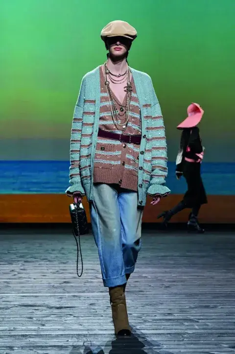 Las pasarelas otoño-invierno de Chanel se llenaron de cárdigans Las pasarelas otoño-invierno de Chanel se llenaron de cárdigans