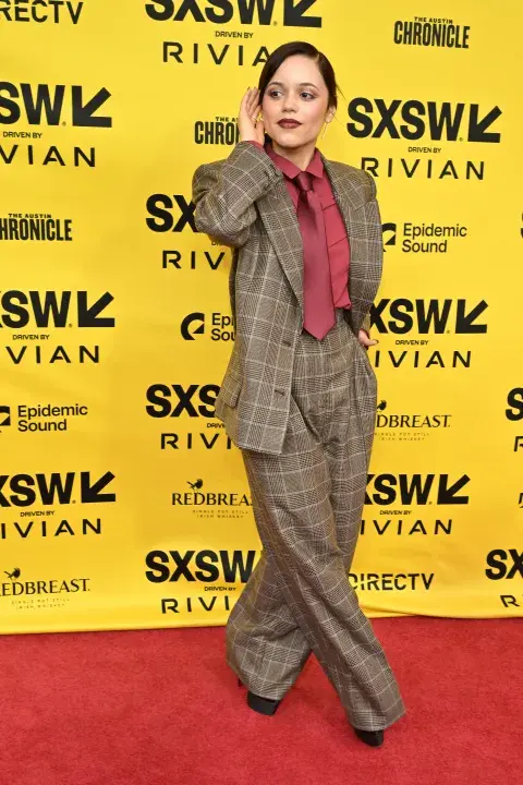Jenna Ortega con un look sastrero de Oscar de la Renta en SXSW 2025. Jenna Ortega con un look sastrero de Oscar de la Renta en SXSW 2025.