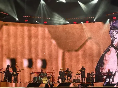 Joaquin Sabina y su banda en el Movistar Arena en Buenos Aires