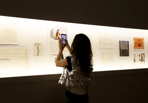 La vida del artista también se expone, además de su obra, en un espacio final que recorre el fuero íntimo de Guillermo Kuitca. La vida del artista también se expone, además de su obra, en un espacio final que recorre el fuero íntimo de Guillermo Kuitca.
