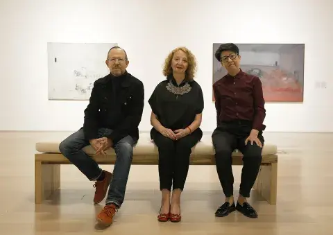 Guillermo Kuitca junto a las curadoras de la muestra: Sonia Becce y Nancy Rojas. Guillermo Kuitca junto a las curadoras de la muestra: Sonia Becce y Nancy Rojas.