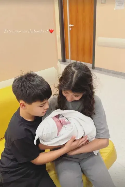 Nació el tercer hijo de Leandro Paredes y Camila Galante. Nació el tercer hijo de Leandro Paredes y Camila Galante.