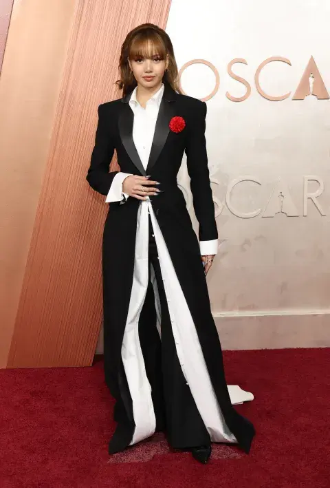 Lisa en la alfombra roja de los Oscars 2025. Lisa en la alfombra roja de los Oscars 2025.