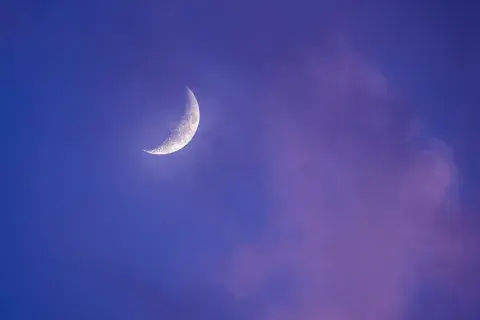 Luna creciente en un fondo de nubes Luna creciente en un fondo de nubes