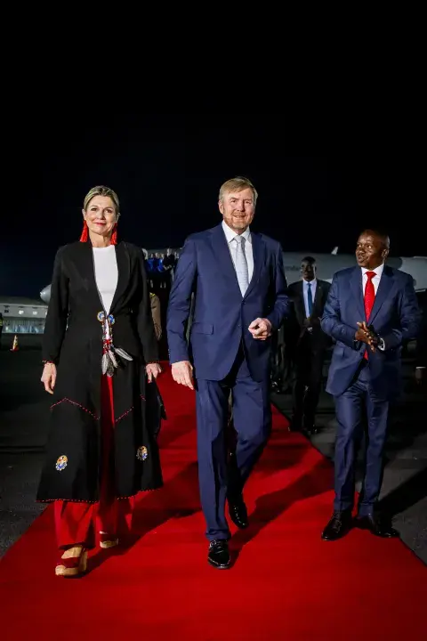 El rey Guillermo Alejandro de los Países Bajos y la reina Máxima llegan al aeropuerto de Kenia. El rey Guillermo Alejandro de los Países Bajos y la reina Máxima llegan al aeropuerto de Kenia.