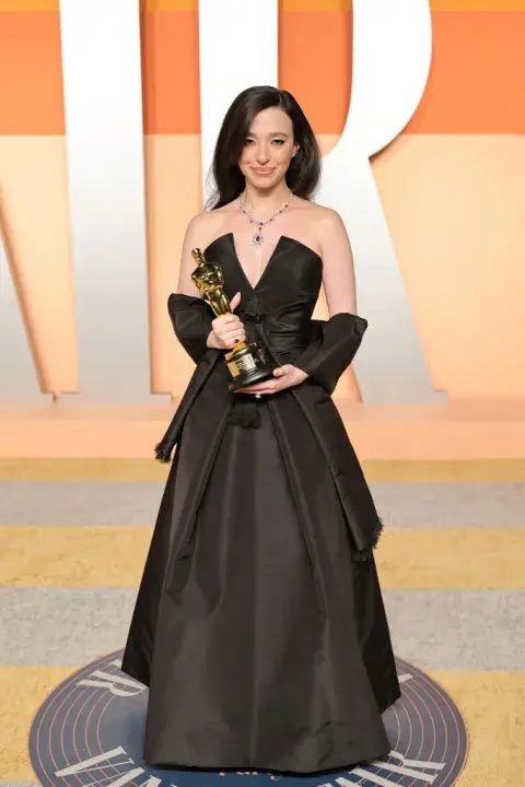 Mikey Madison con su Oscar y un diseño de Dior en la after party de los Premios Oscar 2025. Mikey Madison con su Oscar y un diseño de Dior en la after party de los Premios Oscar 2025.
