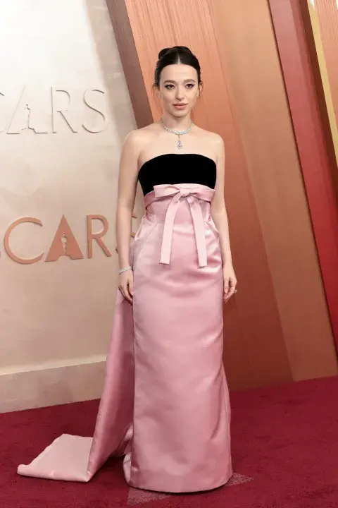 Mikey Madison en la alfombra roja de los Oscars 2025. Mikey Madison en la alfombra roja de los Oscars 2025.