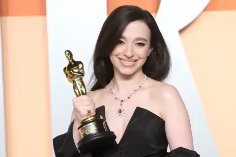 Mickey Madison se alza con el Oscar 2025 a Mejor Actriz por Anora. Mickey Madison se alza con el Oscar 2025 a Mejor Actriz por Anora.