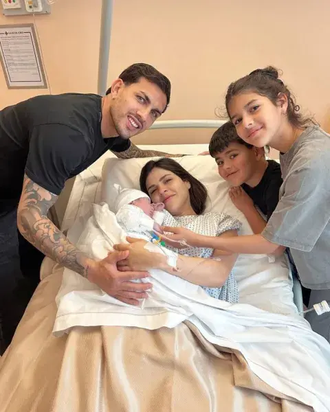 Leo Paredes, Camila Galante, y sus tres hijos. Leo Paredes, Camila Galante, y sus tres hijos.