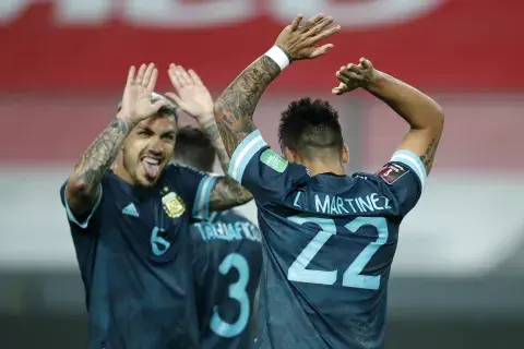 Lautaro Martínez y Leandro Paredes durante el partido entre Perú y Argentina, por las eliminatorias de Qatar 2022. Lautaro Martínez y Leandro Paredes durante el partido entre Perú y Argentina, por las eliminatorias de Qatar 2022.