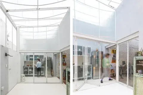 Tres manijas accionan las tres secciones de ventanas pivotantes y una manivela permite abrir el techo. Tres manijas accionan las tres secciones de ventanas pivotantes y una manivela permite abrir el techo.