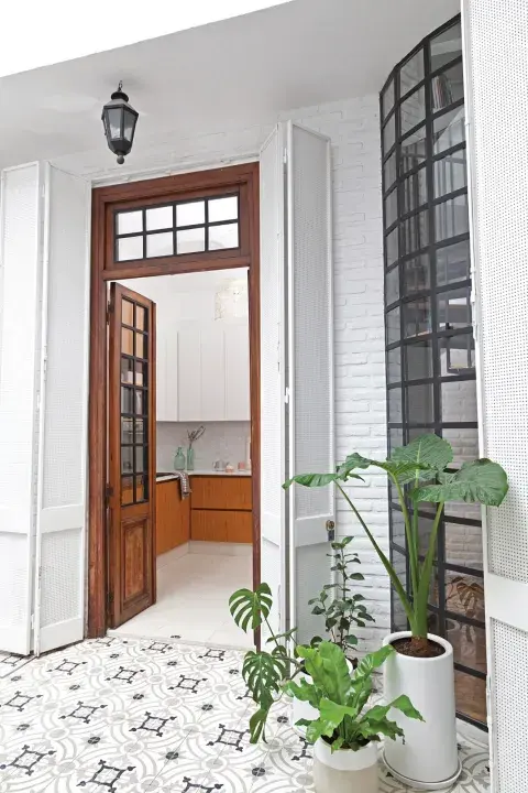 Todos los ojos al piso: granítico en la cocina y calcáreo de base blanca en el patio, para una transición suave. Todos los ojos al piso: granítico en la cocina y calcáreo de base blanca en el patio, para una transición suave.